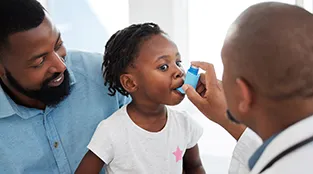 Child with Ashtma with dad and doctor